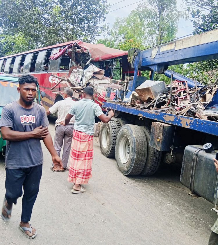 হবিগঞ্জের শায়েস্তাগঞ্জে ঢাকা-সিলেট মহাসড়কে দুই বাসের সংঘর্ষে দুমড়ে-মুচড়ে যায় বাস। ছবি: আজকের পত্রিকা
