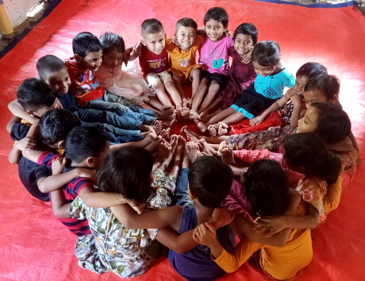 শিশু যত্নকেন্দ্রে খেলাধুলায় মেতে উঠেছে শিশুরা। ছবি: আজকের পত্রিকা