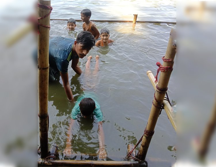 শিশুদের সাঁতার শেখানো হচ্ছে। ছবি: আজকের পত্রিকা