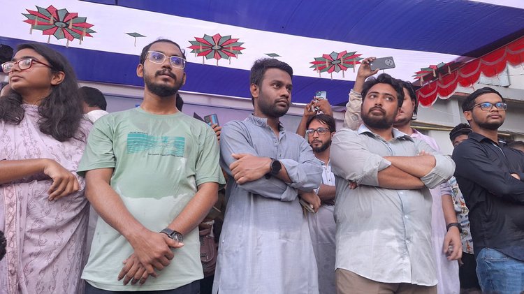 হবিগঞ্জ শহরের এম সাইফুর রহমান মিলনায়তনের সামনে পথসভার মঞ্চে এনসিপির নেতারা। ছবি: আজকের পত্রিকা