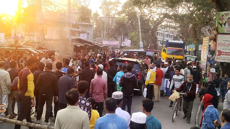 হাদীর ওপর হামলার প্রতিবাদে ঝালকাঠিতে মহাসড়ক ব্লকেড। ছবি: আজকের পত্রিকা