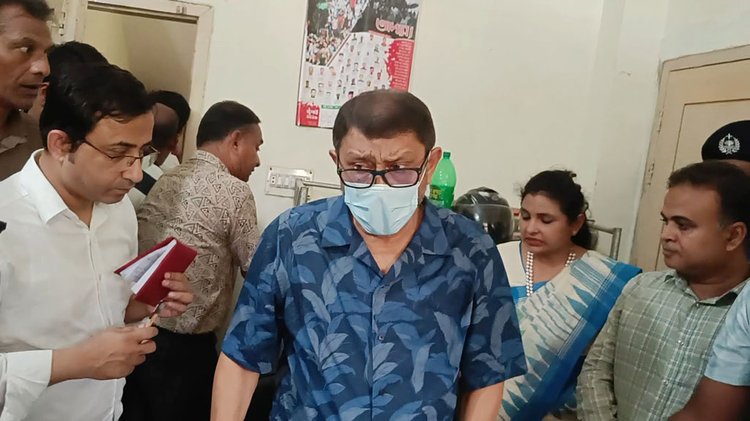বদলগাছী উপজেলা স্বাস্থ্য কমপ্লেক্সে আকস্মিক পরিদর্শন করেন স্বাস্থ্য ও পরিবার কল্যাণ মন্ত্রী সরদার মো সাখাওয়াত হোসেন। ছবি: আজকের পত্রিকা