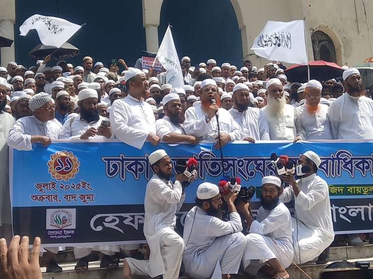 জাতীয় মসজিদ বায়তুল মোকাররমের উত্তর গেটে হেফাজতে ইসলামের সমাবেশ। ছবি: আজকের পত্রিকা