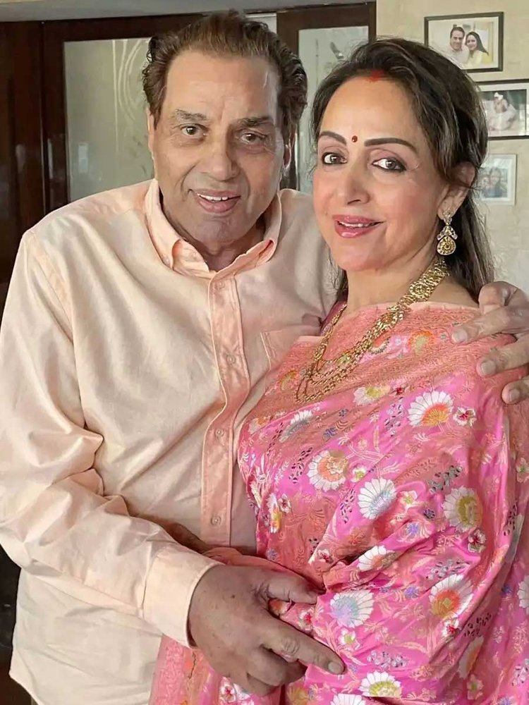 বয়স বেড়েছে, তবুও ধর্মেন্দ্র-হেমার সম্পর্ক আছে একই রকম সতেজ। ছবি: সংগৃহীত