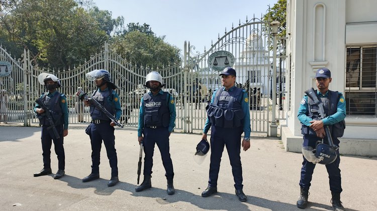 হাইকোর্টের সামনে কঠোর অবস্থানে আইনশৃঙ্খলা বাহিনীর সদস্যরা। ছবি: হাসান রাজা