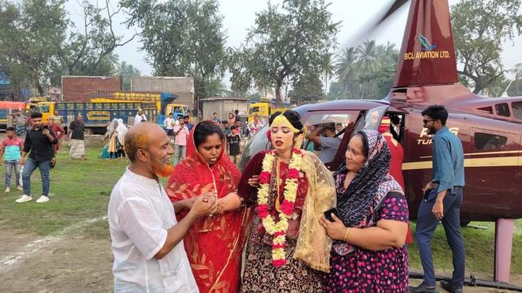 রাজৈর উপজেলার ঘোষালকান্দি গ্রামে বাবা-মায়ের ইচ্ছে পূরণ করতে হেলিকপ্টারে চড়ে বিয়ে করলেন ইতালিপ্রবাসী লালচান শেখ। ছবি: সংগৃহীত