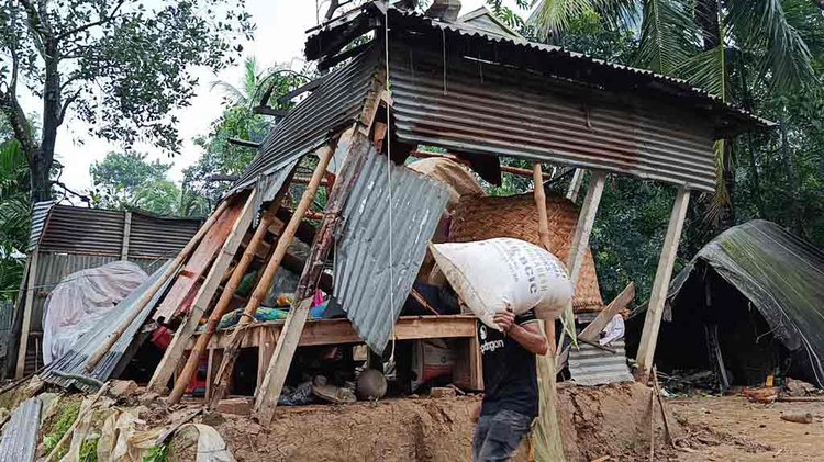 গোরকপুর এলাকায় ভেঙে যাওয়া ঘর থেকে মালামাল সড়ানোর চেষ্টা করছেন এক ব্যক্তি। ছবি: আজকের পত্রিকা