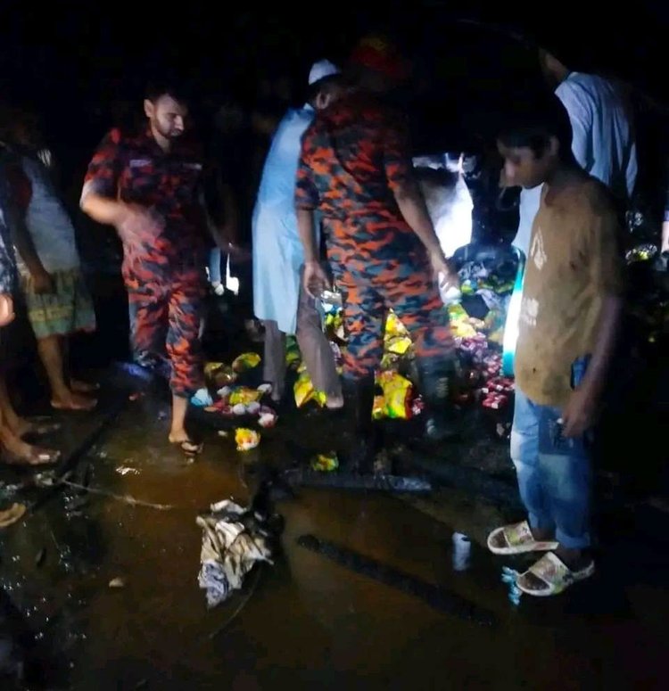 হালুয়াঘাট গরুর বাজার মসজিদ মার্কেটে আগুন লাগলে প্রায় আড়াই ঘণ্টা চেষ্টা চালিয়ে ফায়ার সার্ভিসের দুইটি ইউনিট আগুন নিয়ন্ত্রণে আনে। ছবি: আজকের পত্রিকা