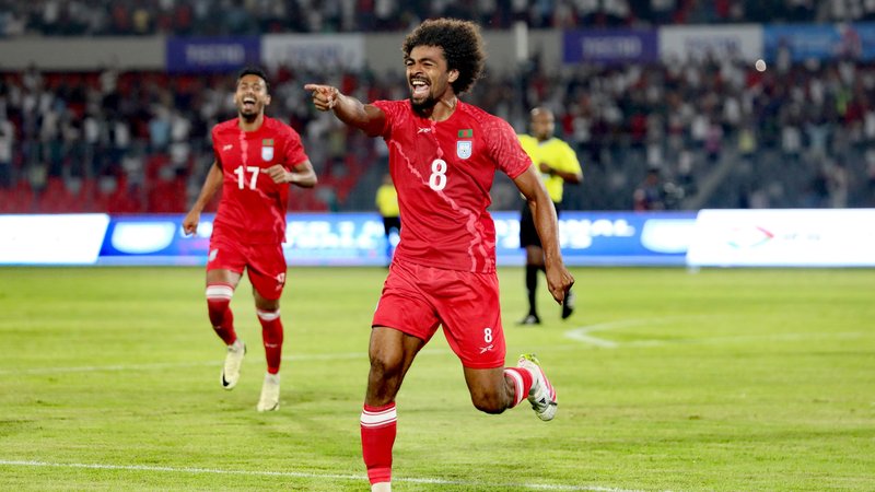 হামজার সুবাদে এগিয়ে থেকে বিরতিতে বাংলাদেশ