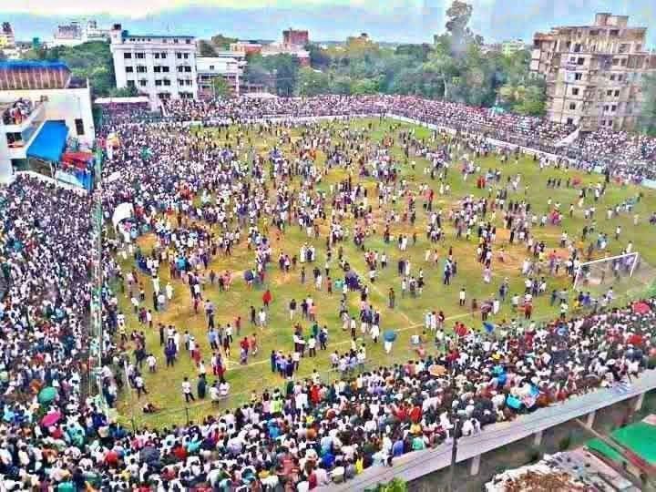 আজ শুক্রবার বিকেলে কক্সবাজার শহরের বীরশ্রেষ্ঠ রুহুল আমিন স্টেডিয়ামে জেলা প্রশাসক গোল্ডকাপ ফুটবল টুর্নামেন্টের ফাইনাল ম্যাচ শুরু হওয়ার আগমূহুর্তে ক্ষুব্ধ দর্শকের ভাঙচুর শুরু করে দেয়। ছবি: আজকের পত্রিকা