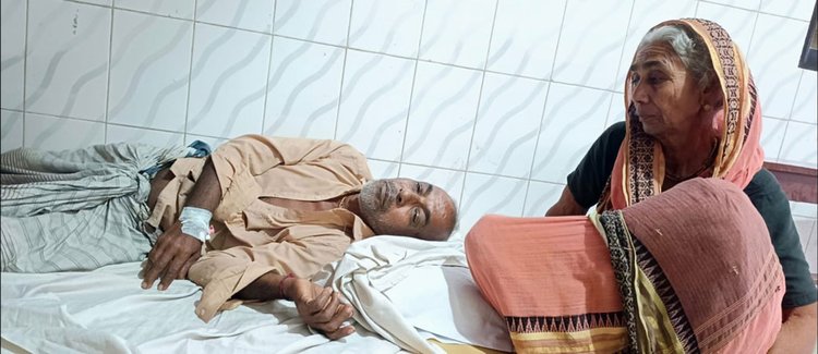 তাঁতী দল নেতা নবাব হোসেনের হামলায় আহত নারায়ণ ভবানী এখন উপজেলা স্বাস্থ্য কমপ্লেক্সে চিকিৎসাধীন। ছবি: সংগৃহীত