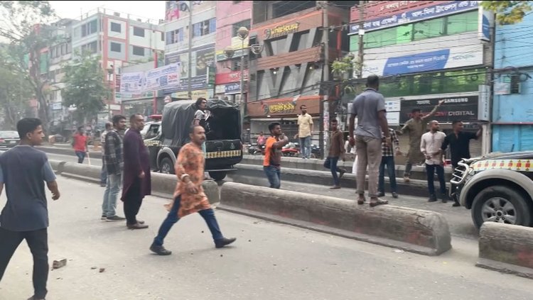হামলা-আইভীকে গ্রেপ্তার করে নেওয়ার পথে পুলিশের গাড়িবহরে হামলা করেন তাঁর সমর্থকেরা। ছবি: আজকের পত্রিকা