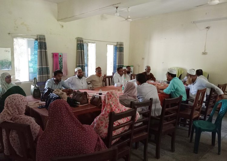 হামলার বিচার ও মামলা করার দাবিতে কলেজের শিক্ষক মিলনায়তনে শিক্ষকদের অবরুদ্ধ করে রাখেন শিক্ষার্থীরা। ছবি: আজকের পত্রিকা