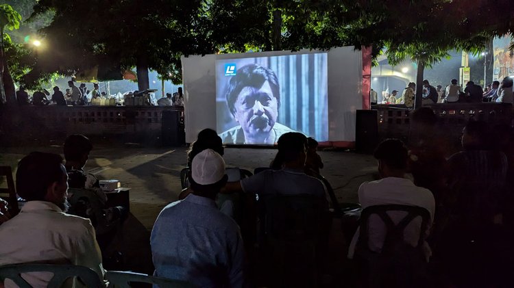 আজ ৬ আগস্ট (বুধবার) সন্ধ্যা ৭টা ৩০ মিনিটে টিএসসির পায়রা চত্বরে মুক্তিযুদ্ধভিত্তিক সিনেমা ‘হাঙর নদী গ্রেনেড’ প্রদর্শন করে ঢাকা বিশ্ববিদ্যালয় চলচ্চিত্র সংসদ। ছবি: সংগৃহীত