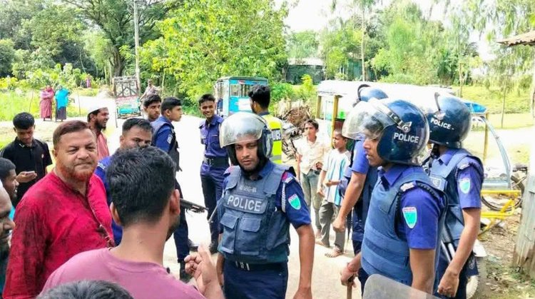 সংঘর্ষের খবরে ঘটনাস্থলে পুলিশ। ছবি: সংগৃহীত