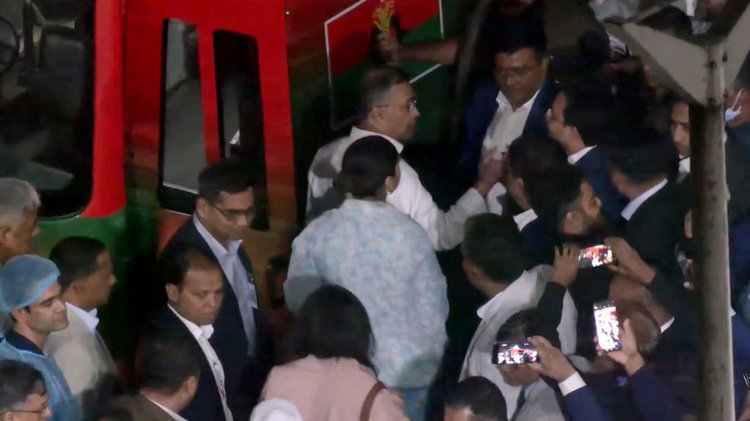 খালেদা জিয়াকে দেখে হাসপাতাল থেকে বের হয়েছেন তারেক রহমান। ছবি: ভিডিও থেকে নেওয়া