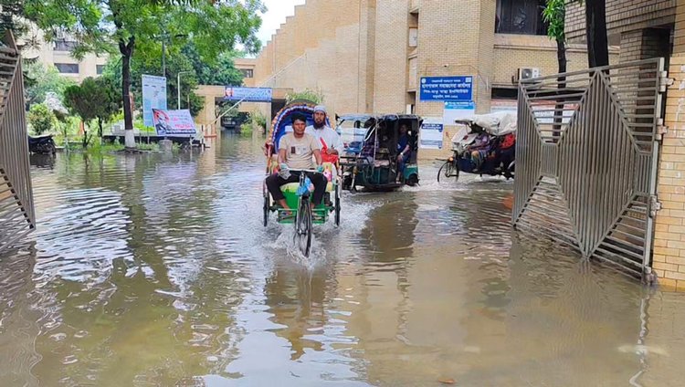 জলাবদ্ধতার কারণে হাসপাতালের ভেতর থেকে রিকশা-অটোরিকশায় বের হচ্ছেন রোগী ও স্বজনেরা। ছবি: আজকের পত্রিকা