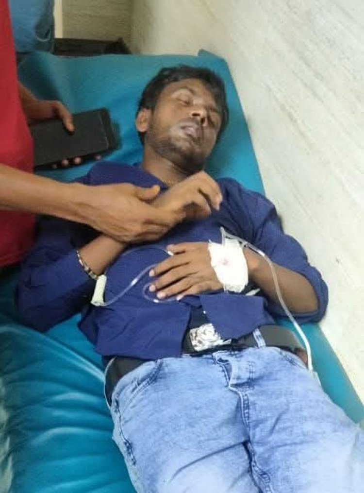 শুক্রবার দুপুরে হিরো আলমকে অচেতন অবস্থায় ধুনট উপজেলা স্বাস্থ্য কমপ্লেক্সে নিয়ে যান তার বন্ধু নাট্যকার জাহিদ হাসান সাগর। ছবি: আজকের পত্রিকা