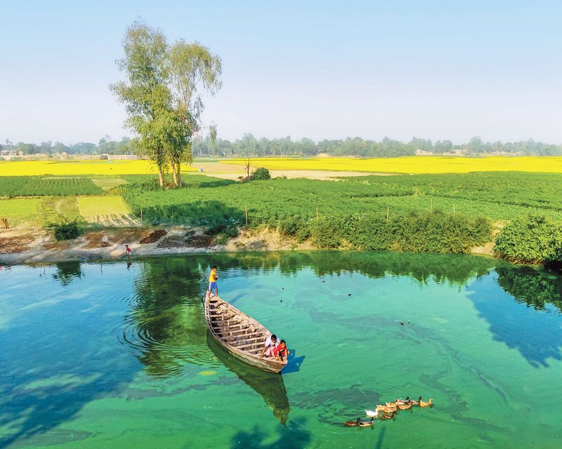 হ্রদের-নিস্তব্ধতা,-শান্ত-শ্যামলের-শোভা!_বহমান-নৌকো,-বইছে-অনিন্দ্য-শৈশবে..