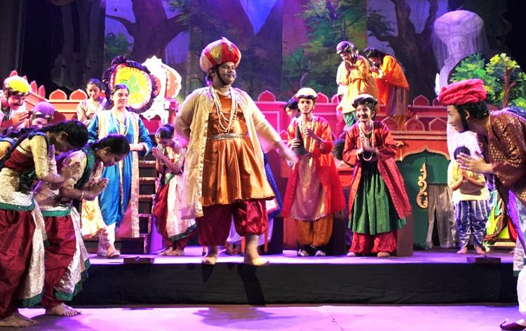 গতকাল শুক্রবার প্রখ্যাত চলচ্চিত্রকার সত্যজিৎ রায়ের ‘হীরক রাজার দেশে’ চলচ্চিত্র মঞ্চস্থ করে স্কলাস্টিকার শিক্ষার্থীরা। ছবি: আজকের পত্রিকা