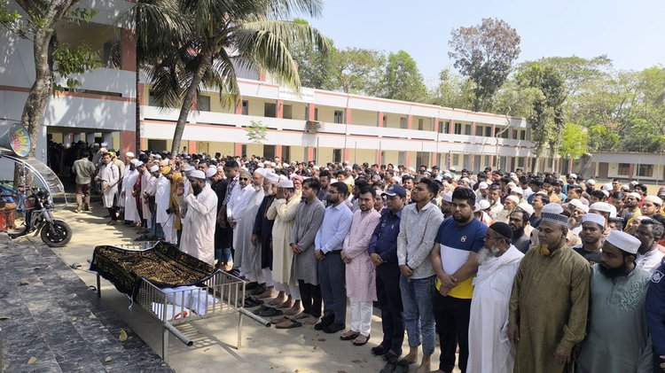 আবদুস সামাদের জানাজায় উপস্থিত মুসল্লিদের একাংশ। ছবি: সংগৃহীত