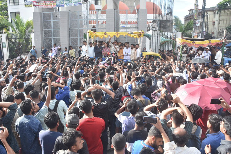 চট্টগ্রাম নগরীর চকবাজারে এনসিপির পথসভায় বক্তব্য দেন হাসনাত আবদুল্লাহ। ছবি: আজকের পত্রিকা