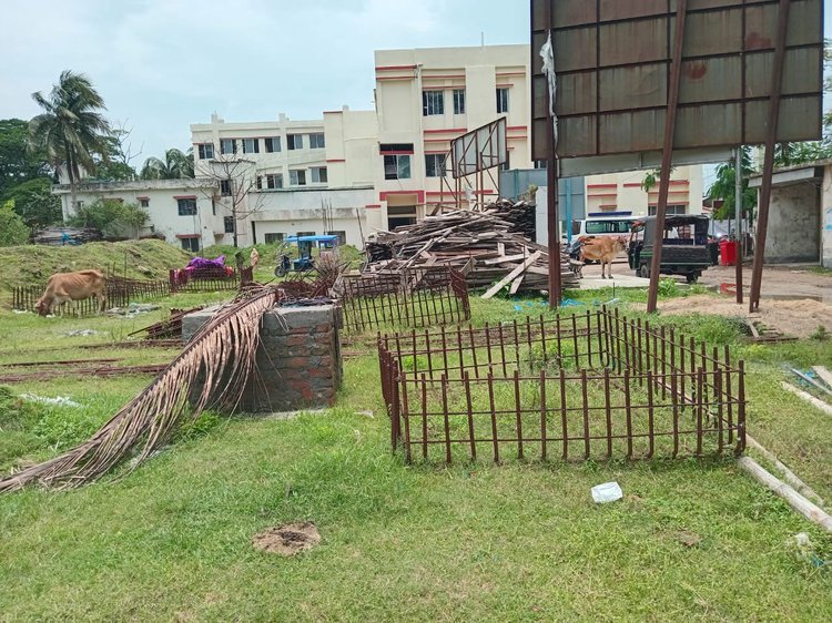 উপজেলা স্বাস্থ্য কমপ্লেক্সটি ২০০৬ সালে ৩১ শয্যা থেকে ৫০ শয্যায় উন্নীত করার ঘোষণা এলেও বাস্তবে তা হয়নি। ছবি: আজকের পত্রিকা