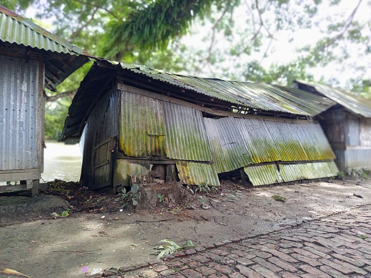 গাবখান চ্যানেল ভাঙনে বিলীনের ঝুঁকিতে পড়েছে সাগরকান্দা হাট। ছবি: আজকের পত্রিকা