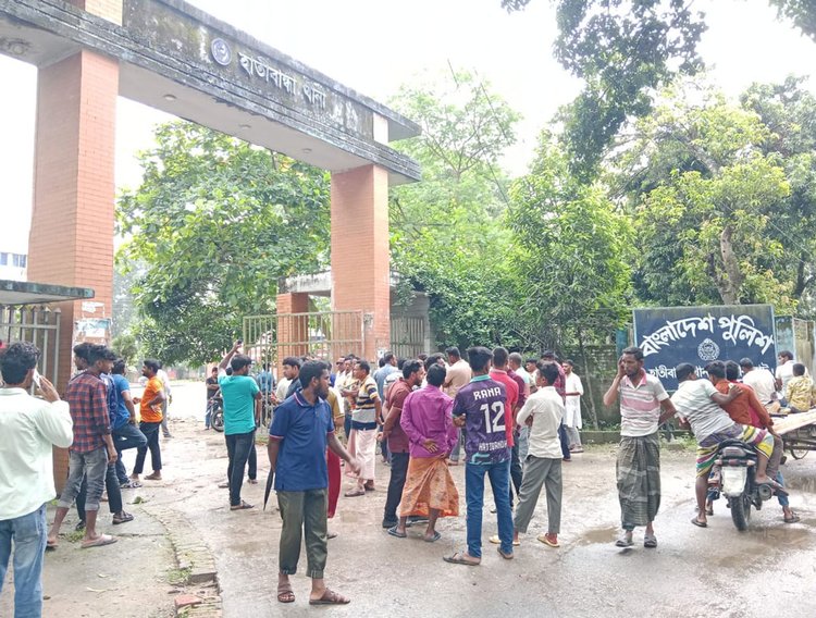 হাতীবান্ধা থানা ঘেরাও করেন স্বেচ্ছাসেবক দলের নেতা-কর্মীরা। ছবি: আজকের পত্রিকা
