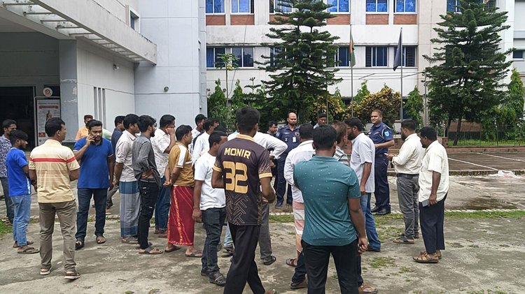 হাতীবান্ধা থানা ঘেরাও করেন স্বেচ্ছাসেবক দলের নেতা-কর্মীরা। ছবি: আজকের পত্রিকা