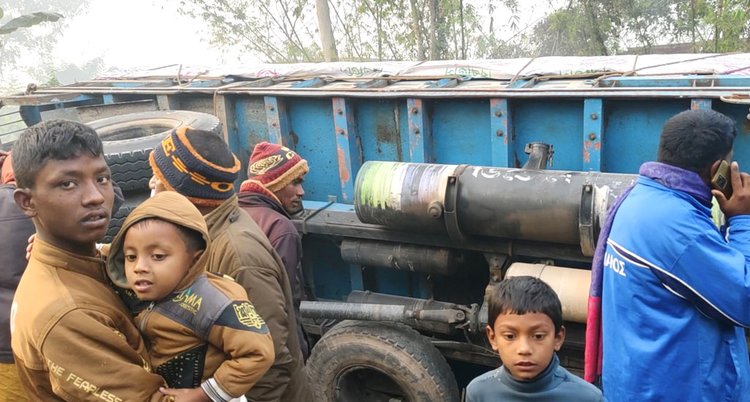 হাতীবান্ধায় ট্রাক নিয়ন্ত্রণ হারিয়ে বসতবাড়িতে দাদি-নাতিকে চাপা দেয়। ছবি: আজকের পত্রিকা