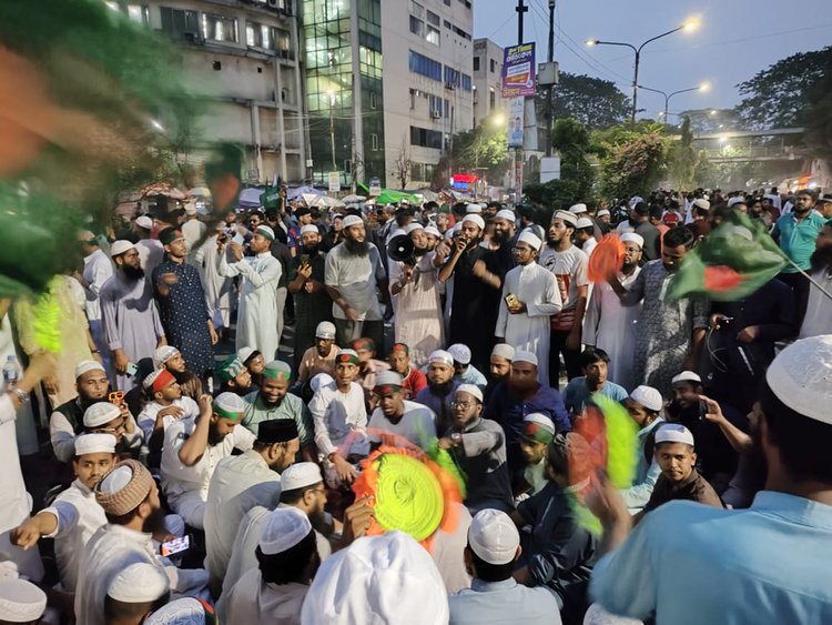 আজ শুক্রবার রাত ৮টার সময় শাহবাগ মোড়ে একদল আন্দোলনকারী সঙ্গে নিয়ে এসেছে হাতপাখা। ছবি: আজকের পত্রিকা