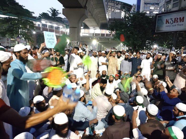 আজ শুক্রবার রাত ৮টার সময় শাহবাগ মোড়ে একদল আন্দোলনকারী সঙ্গে নিয়ে এসেছে হাতপাখা। ছবি: আজকের পত্রিকা