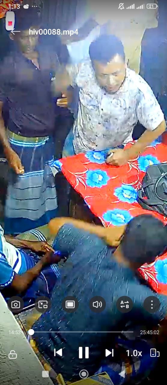 রিপন চন্দ্র দাস হঠাৎ করে দোকানে ঢুকে শিপনকে মারধর করছেন। ছবি: সিসিটিভি ফুটেজ থেকে নেওয়া