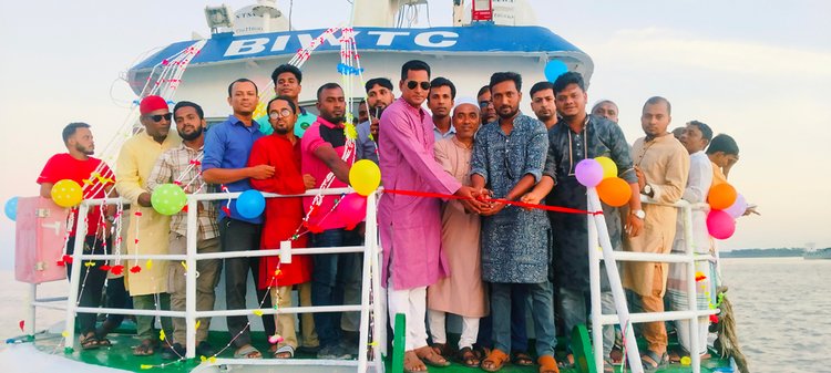 গতকাল বিকেলে দোয়া ও মোনাজাতের মাধ্যমে সি-ট্রাকটি উদ্বোধন করা হয়। ছবি: আজকের পত্রিকা