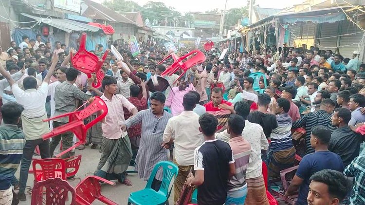 হাতিয়ায় বিএনপির ঈদ পুনর্মিলনী অনুষ্ঠানে দুই পক্ষের সংঘর্ষে অন্তত ৫ জন আহত হয়। ছবি: আজকের পত্রিকা