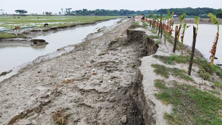 বঙ্গোপসাগরে সৃষ্ট নিম্নচাপের প্রভাবে নোয়াখালীর হাতিয়ায় অস্বাভাবিক জোয়ারে চরঈশ্বর ইউনিয়নের চার কিলোমিটার দীর্ঘ বেড়িবাঁধের বড় একটি অংশ ক্ষতিগ্রস্ত হয়েছে। ছবি : আজকের পত্রিকা