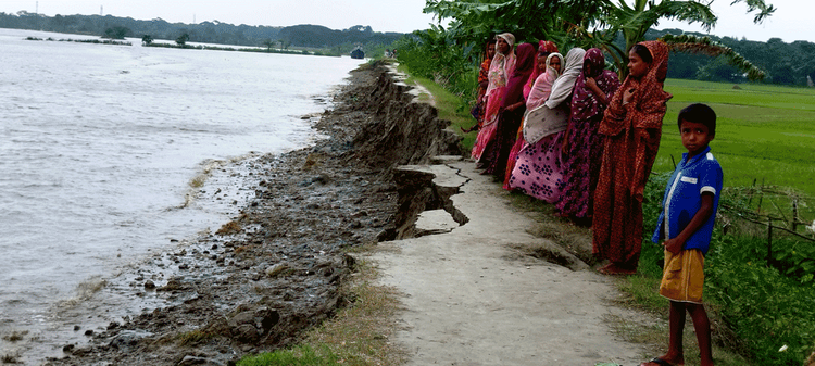 উপজেলার নলচিরা ইউনিয়নের তুফানিয়া গ্রামের কাছাকাছি চলে এসেছে ভাঙন। ছবি: আজকের পত্রিকা