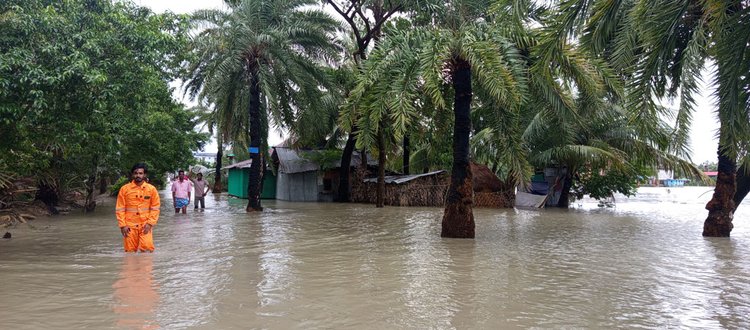 হাতিয়ায় অস্বাভাবিক জোয়ারে নিন্মাঞ্চল প্লাবিত। ছবি: আজকের পত্রিকা