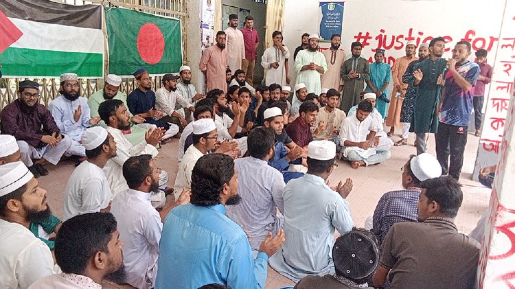 ইসলামী বিশ্ববিদ্যালয়ের শিক্ষার্থী সাজিদ আব্দুল্লাহর রহস্যজনক মৃত্যুর সুষ্ঠু তদন্ত এবং বিগত প্রশাসনের দুর্নীতির শ্বেতপত্র প্রকাশের দাবিতে বিক্ষোভ। ছবি: আজকের পত্রিকা