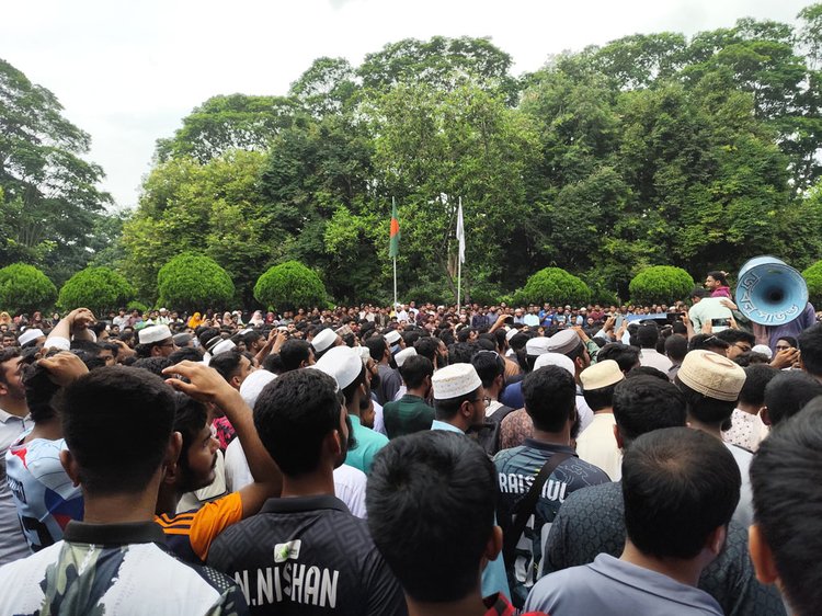 আজ বেলা ১১টায় বিশ্ববিদ্যালয়ের প্রশাসন ভবনে তালা দিয়ে বিক্ষোভ করেন শিক্ষার্থীরা। ছবি: আজকের পত্রিকা