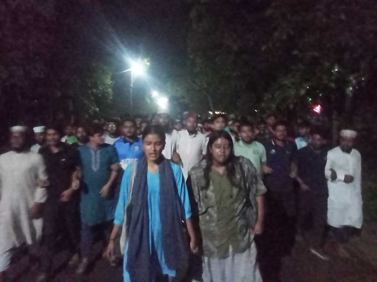 আজ রাত ৮টায় বিশ্ববিদ্যালয় ক্যাম্পাসে বিক্ষোভ মিছিল করেন শিক্ষার্থীরা। ছবি: আজকের পত্রিকা