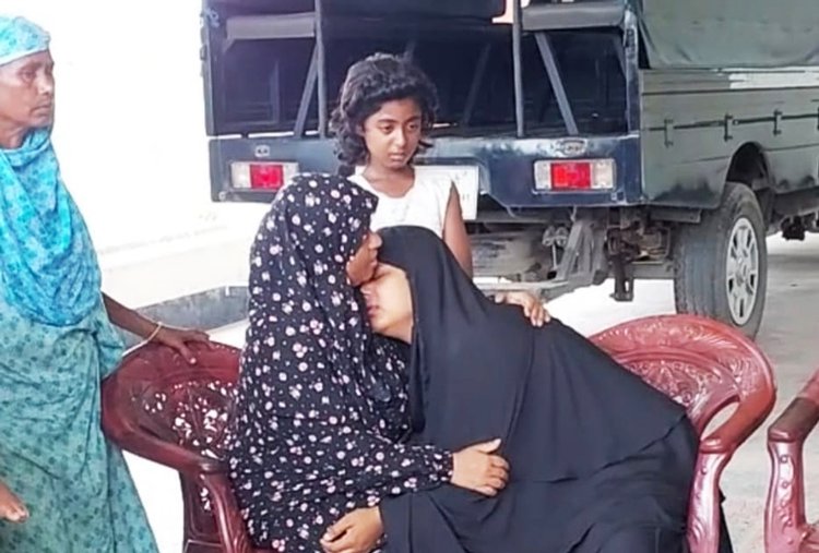 কনস্টেবল হাফিজুরের স্ত্রীর আহাজারি। ছবি: আজকের পত্রিকা
