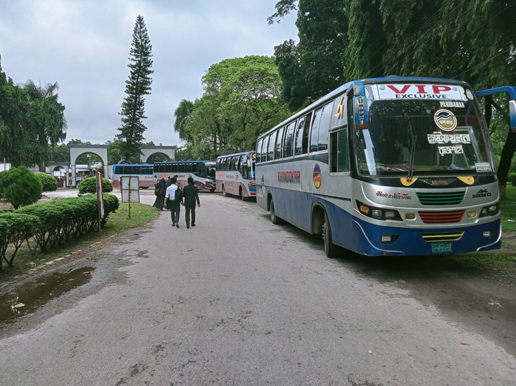 কুষ্টিয়ায় ইসলামী বিশ্ববিদ্যালয়ের ছাত্রীকে হেনস্তার প্রতিবাদ ও বিচারের দাবিতে আটকে রাখা বাস। ছবি: আজকের পত্রিকা