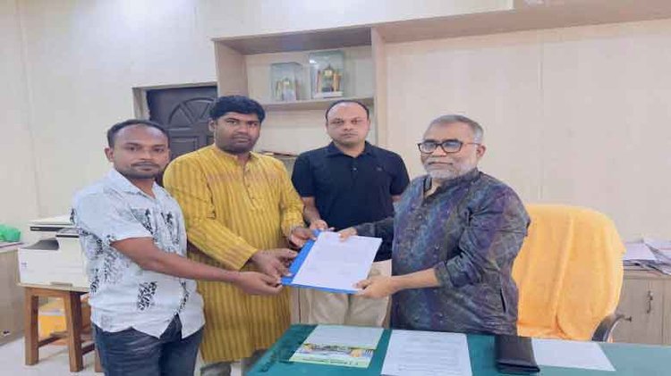 ইবিতে শিক্ষক নিয়োগ পরীক্ষায় ছাত্রলীগের সংশ্লিষ্টতার অভিযোগ তুলে এ বিষয়ে ব্যবস্থা নেওয়ার আহ্বান জানিয়ে উপাচার্যের কাছে স্মারকলিপি দেয় ছাত্রদল। ছবি: আজকের পত্রিকা