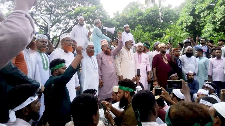 জাতীয় প্রেস ক্লাবের সামনে থেকে ইবতেদায়ি শিক্ষকদের অবস্থান কর্মসূচি। ছবি: আজকের পত্রিকা