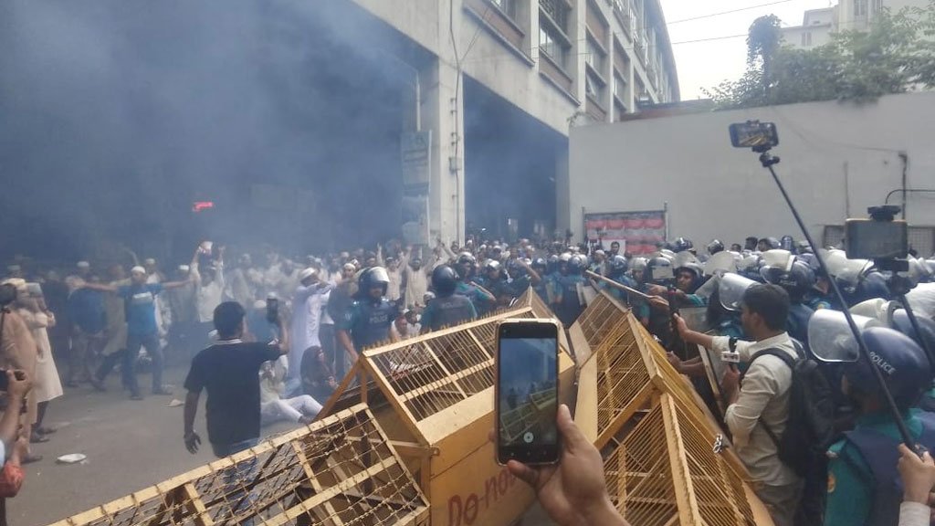 শিক্ষকদের সচিবালয়ে ঢোকার চেষ্টা, জলকামান ও সাউন্ড গ্রেনেড নিক্ষেপ পুলিশের