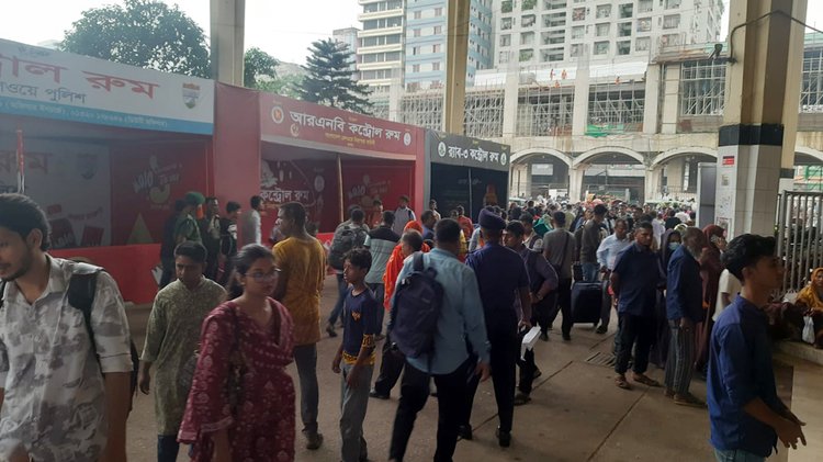 কমলাপুর রেলস্টেশনে যাত্রীদের ভিড় লক্ষ্যে করা গেছে। ছবি: আজকের পত্রিকা
