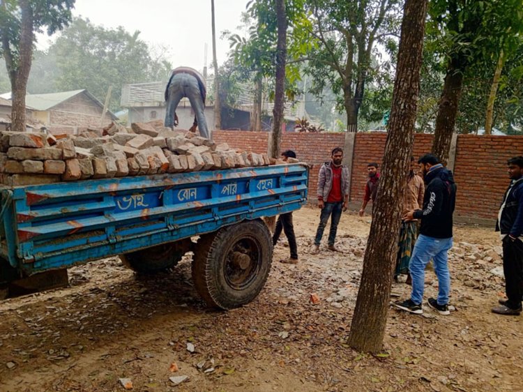 প্রায় ২০ হাজার ইট ট্রলিতে নিয়ে যাওয়ার সময় স্থানীয়রা তা আটকে দেন।