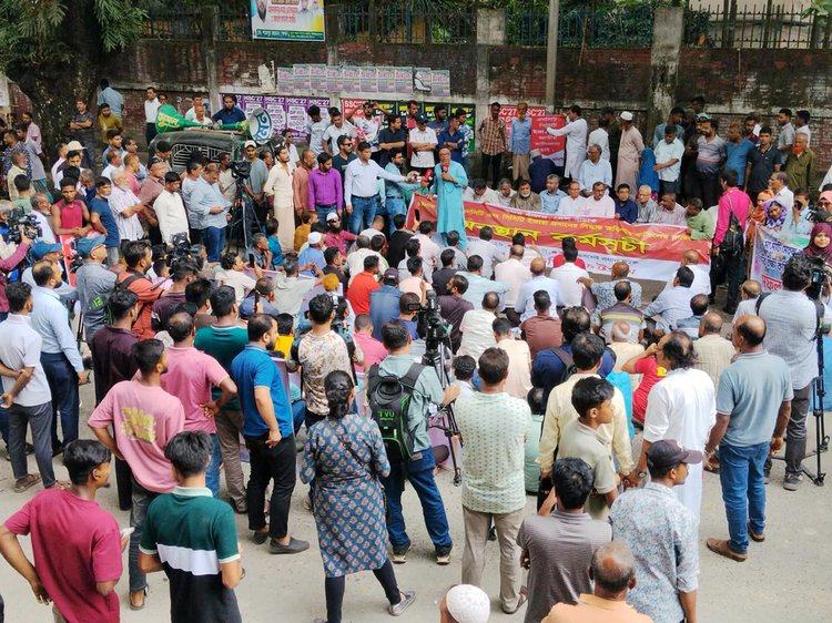 বন্দরের টার্মিনালগুলো বিদেশি অপারেটরের কাছে ইজারা দেওয়ার সিদ্ধান্ত বাতিলের দাবিতে অবস্থান কর্মসূচি পালন করেছে বন্দর রক্ষা কমিটি, চট্টগ্রাম। ছবি: আজকের পত্রিকা